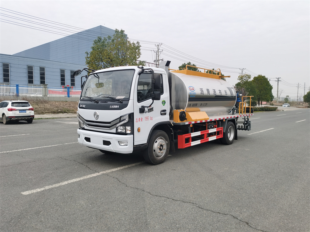 東風大多利卡標準型瀝青灑布車【7立方】